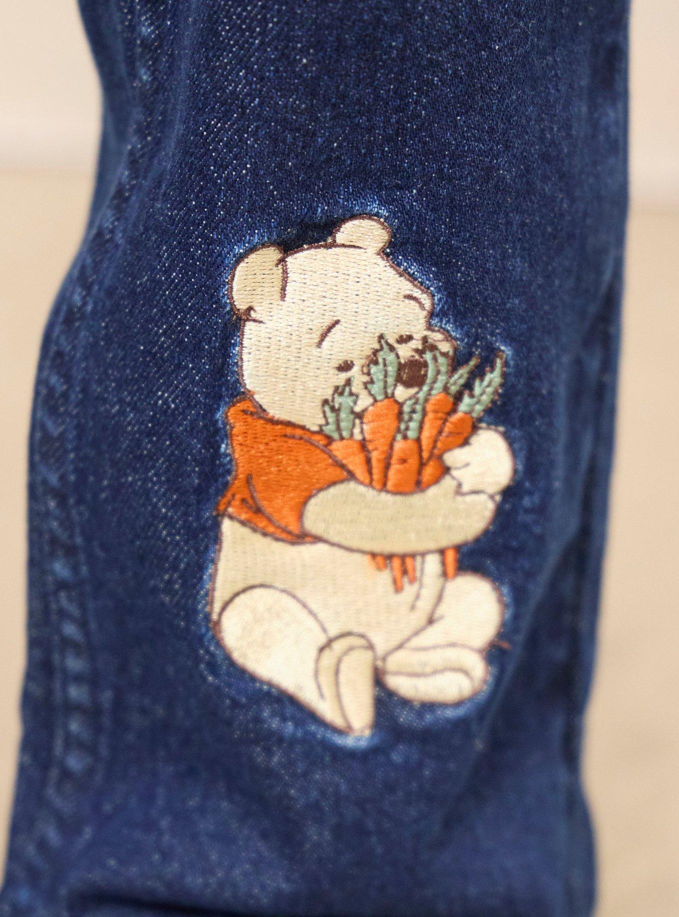 Jeans mom de tiro alto Winnie the Pooh bordados