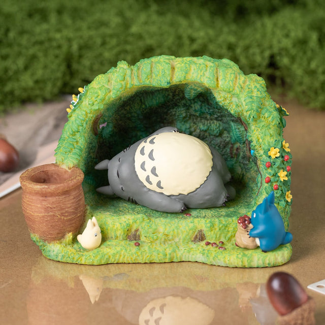Diorama de Totoro con portalápices y pisapapeles
