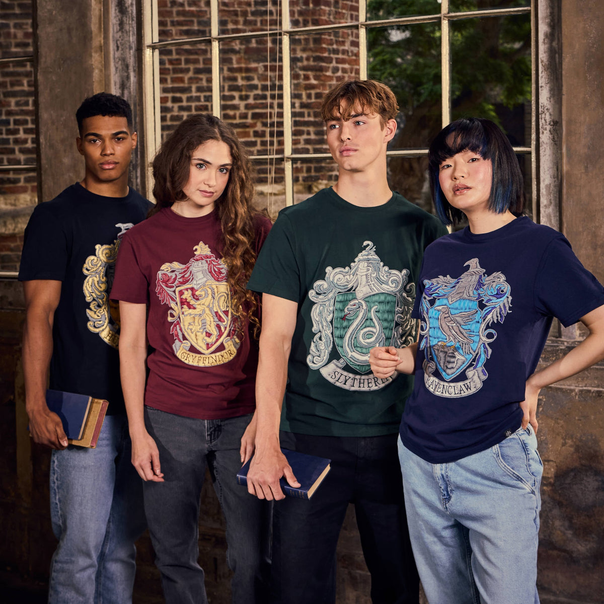 Polera negra con emblema Hufflepuff
