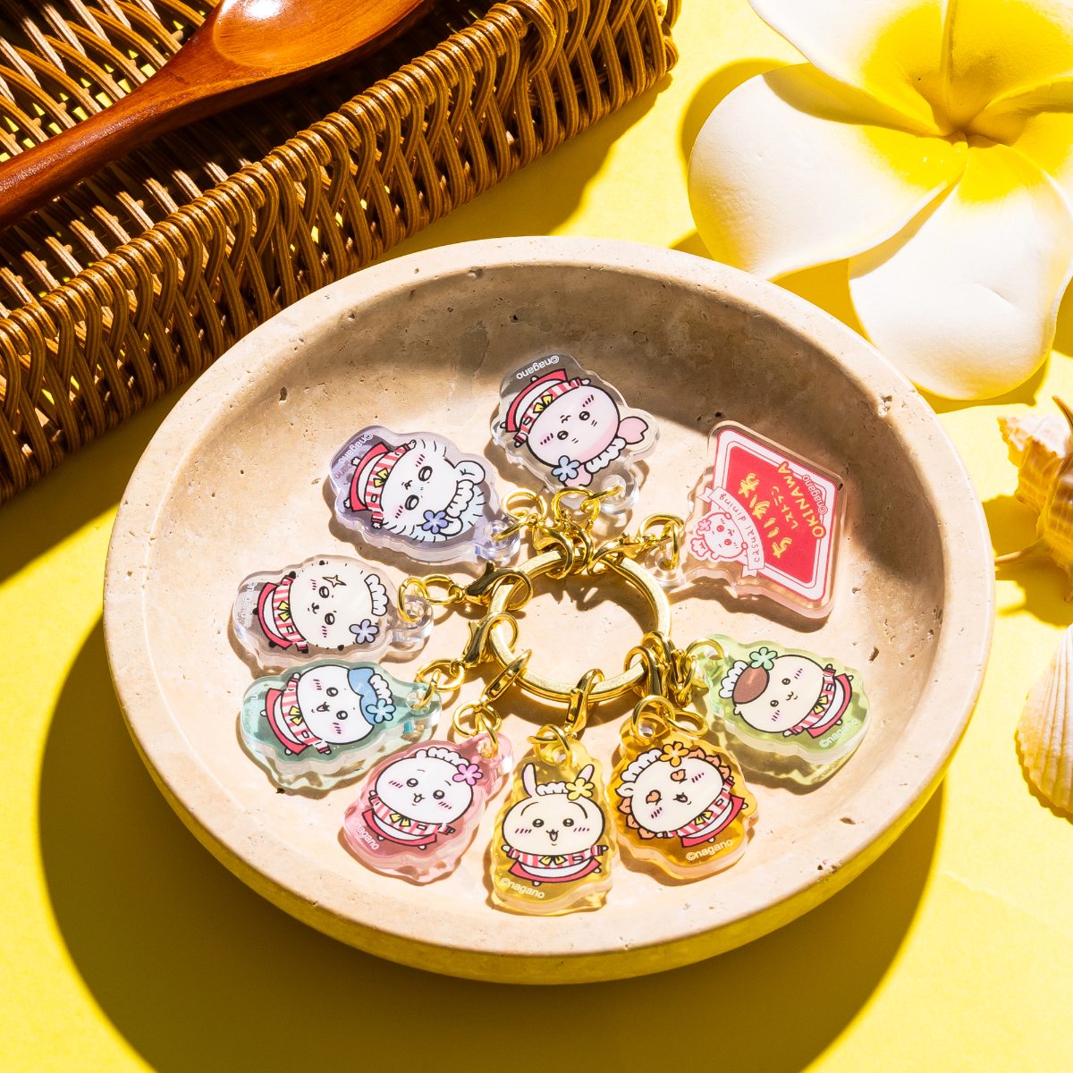 Colgante acrílico Chiikawa con atuendos aloha