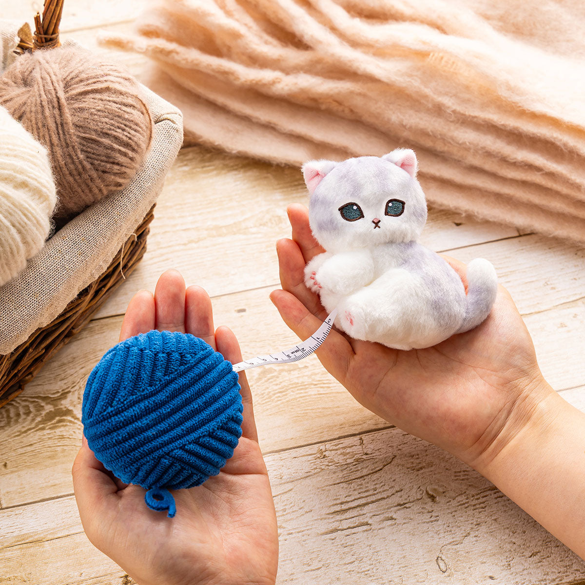 Cinta métrica con peluche Mofusand (roja)