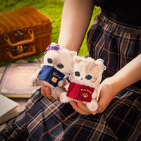 Peluche mofusand gato siamés lector