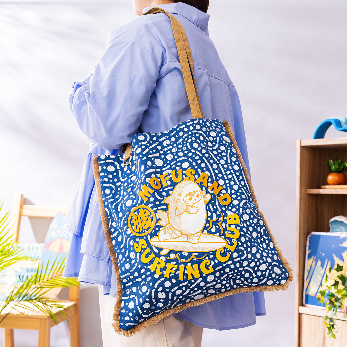 Bolso tote plano con flecos Mofusand BOARD SHARK!