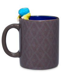 Tazón de café Coraline con figura asomada, 16 oz