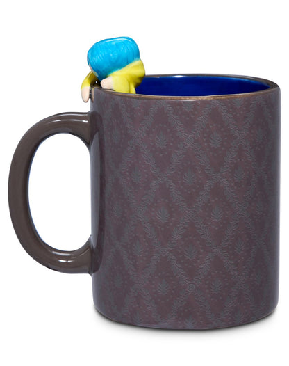 Tazón de café Coraline con figura asomada, 16 oz