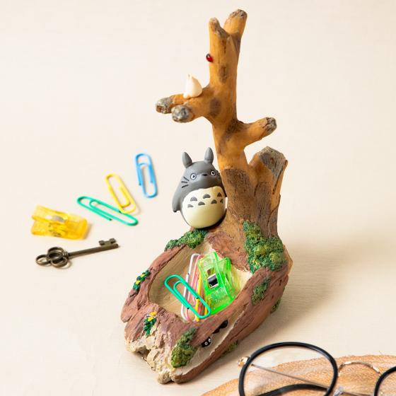 Llavero Totoro bajo la sombra