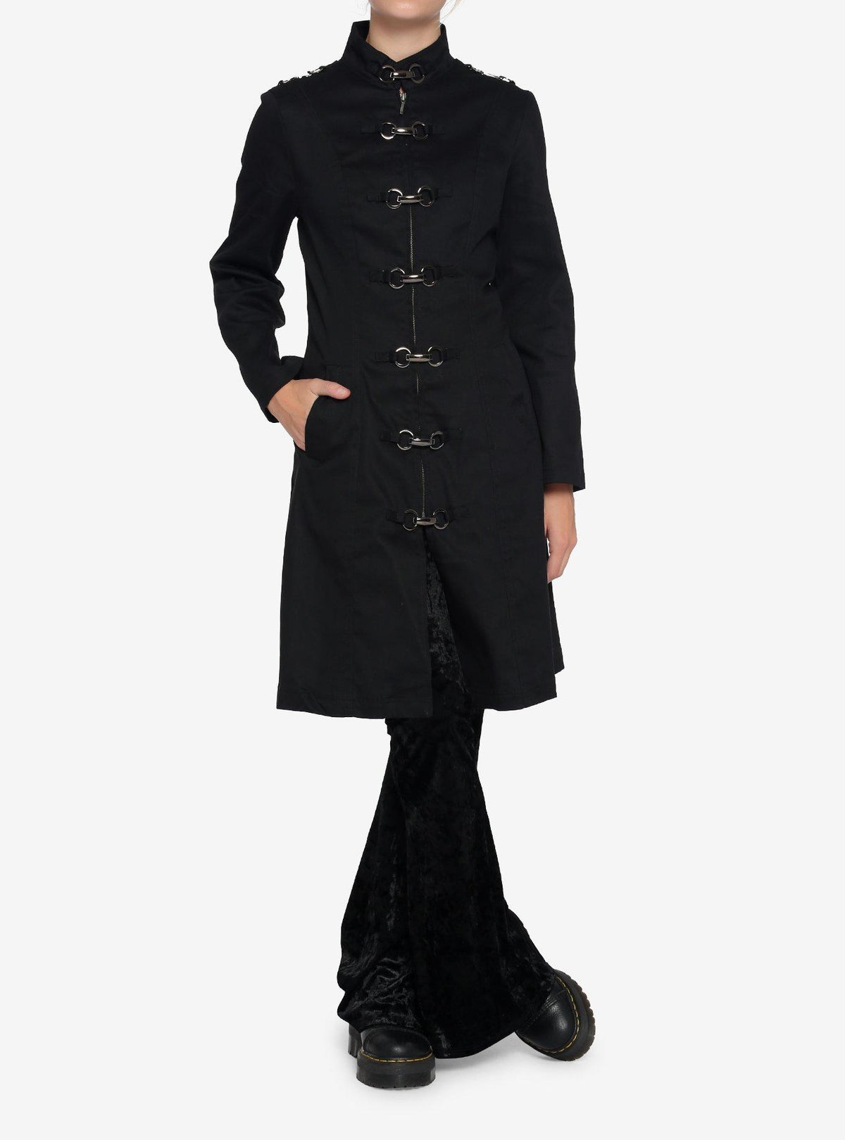 Chaqueta negra estilo camisa de fuerza