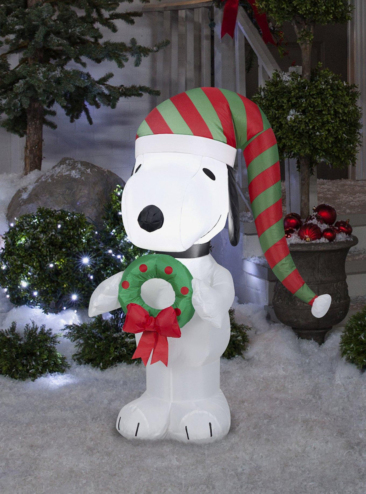 Snoopy inflable con corona navideña