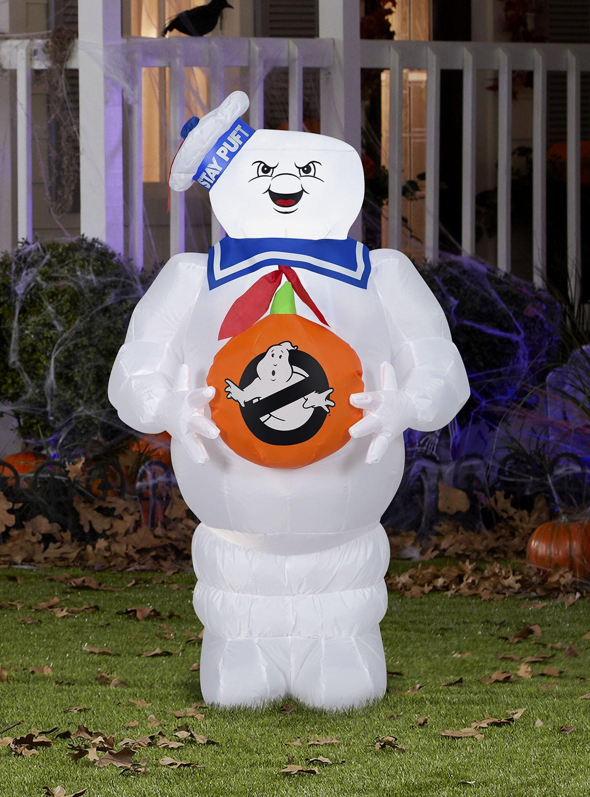 Inflable de Stay Puft con calabaza de Halloween