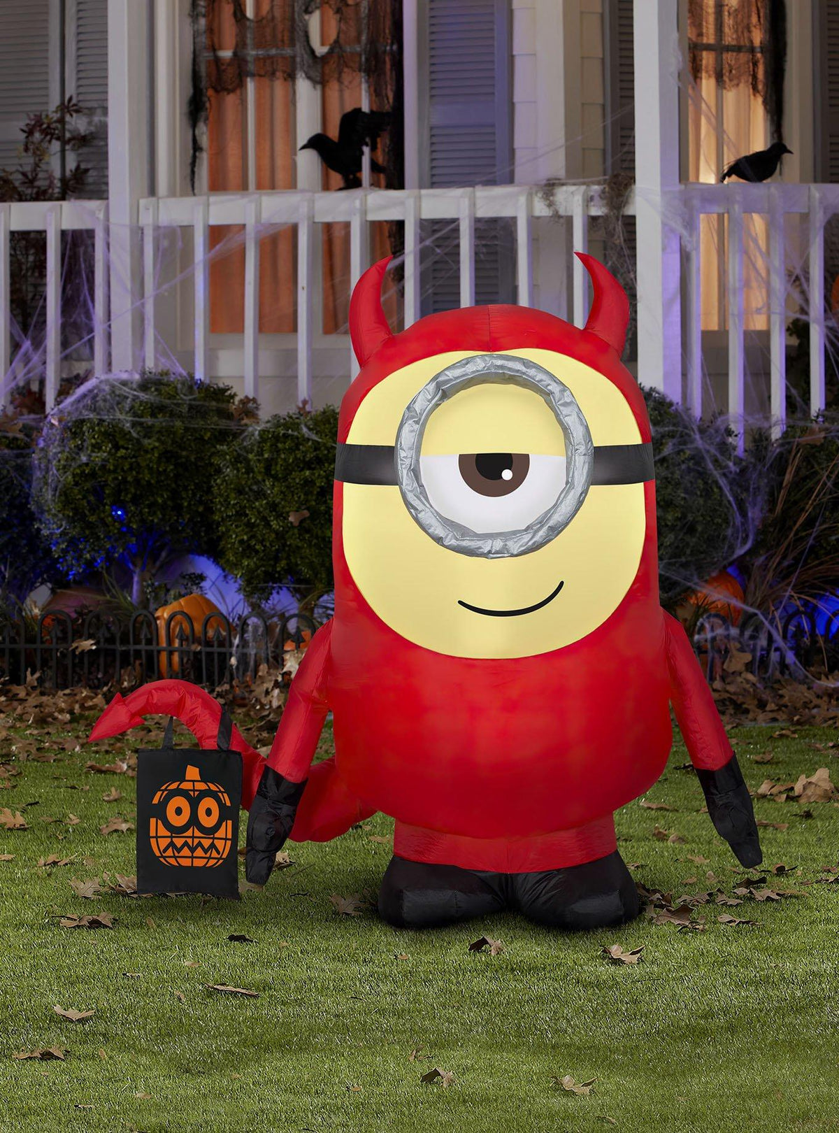 Inflable de Stuart con disfraz de diablo