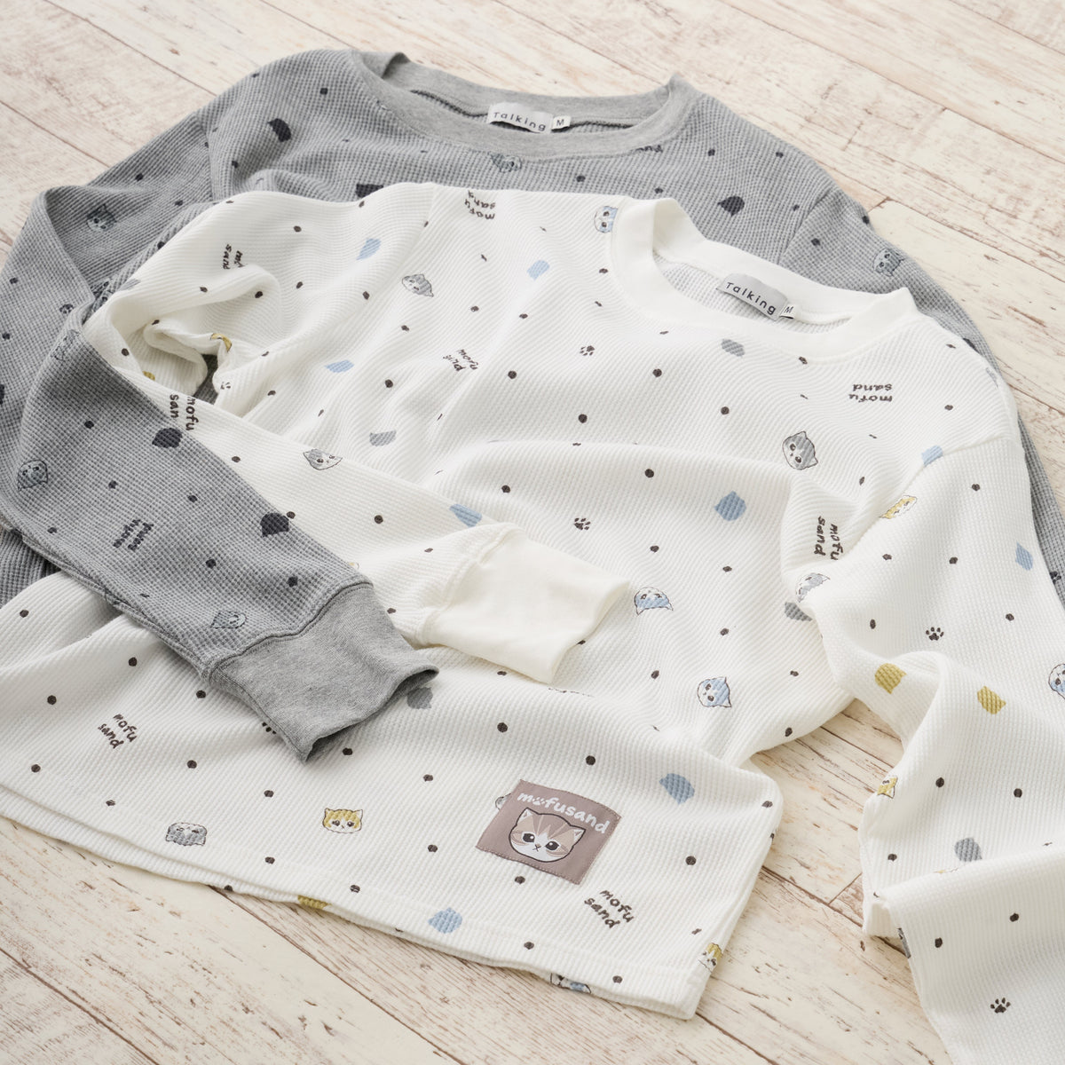 Polera waffle Mofusand gris con lunares