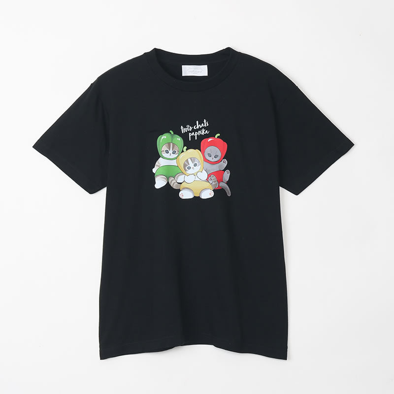 Polera negra Mofusand con diseño de pimentón
