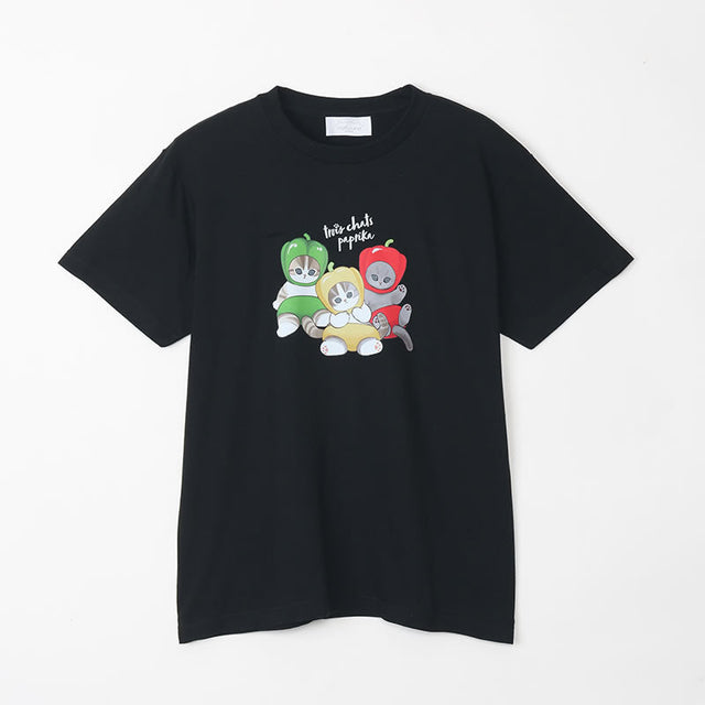 Polera negra Mofusand con diseño de pimentón