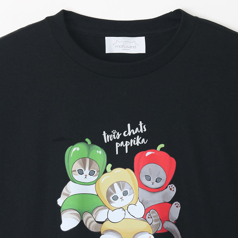 Polera negra Mofusand con diseño de pimentón