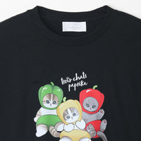 Polera negra Mofusand con diseño de pimentón