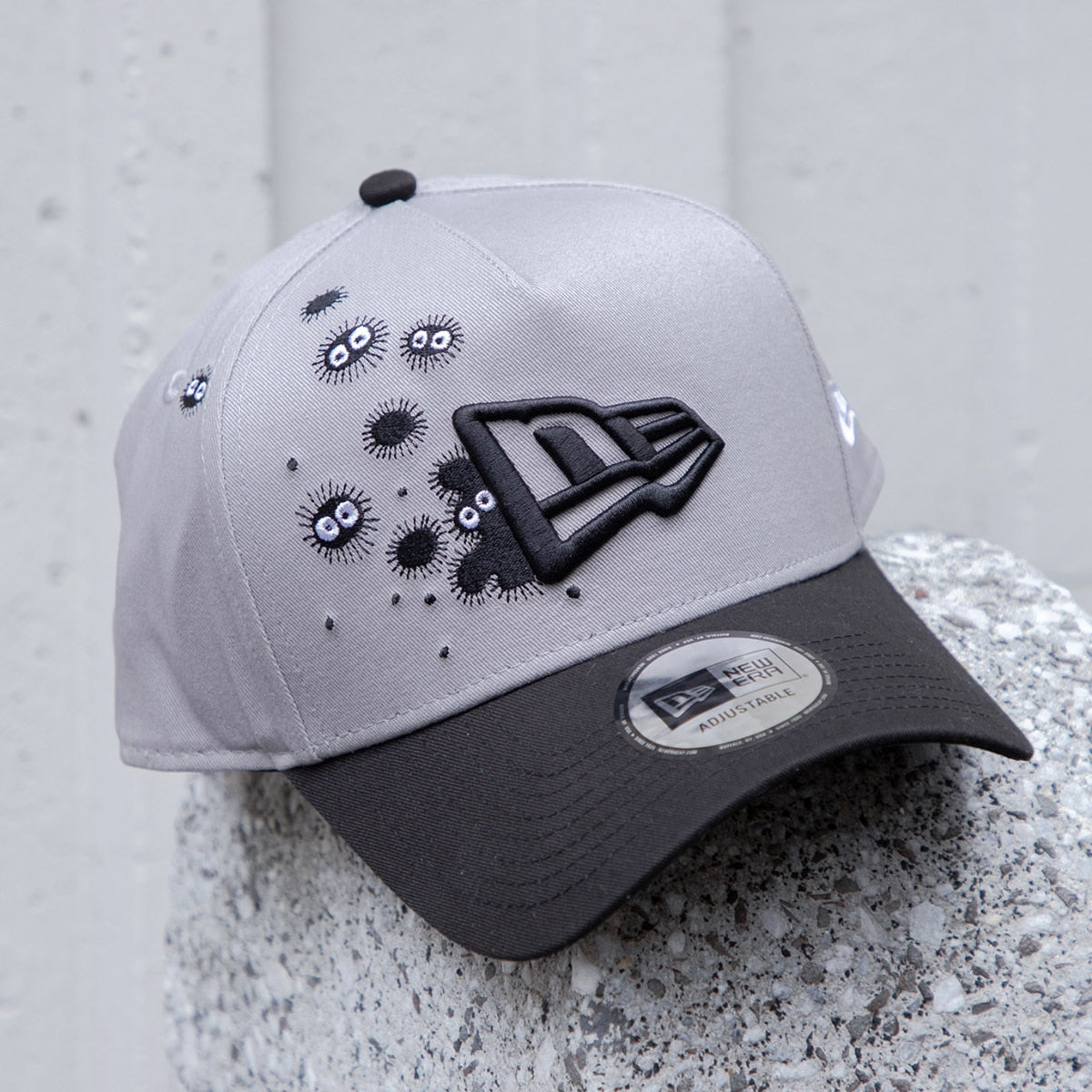 Gorra NEW ERA 9FORTY A-Frame Mi vecino Totoro gris y negra