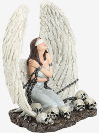 Figura decorativa de ángel arrodillada y cautiva