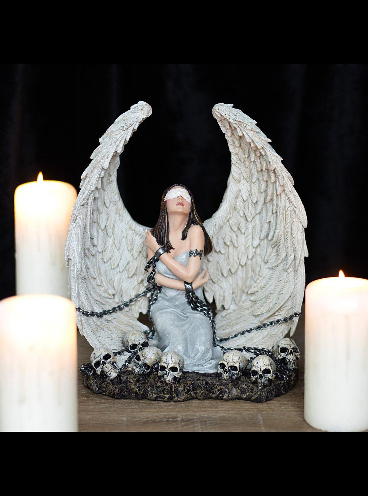 Figura decorativa de ángel arrodillada y cautiva