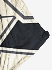 Manta de tacto sedoso con logo y dados de Dungeons & Dragons