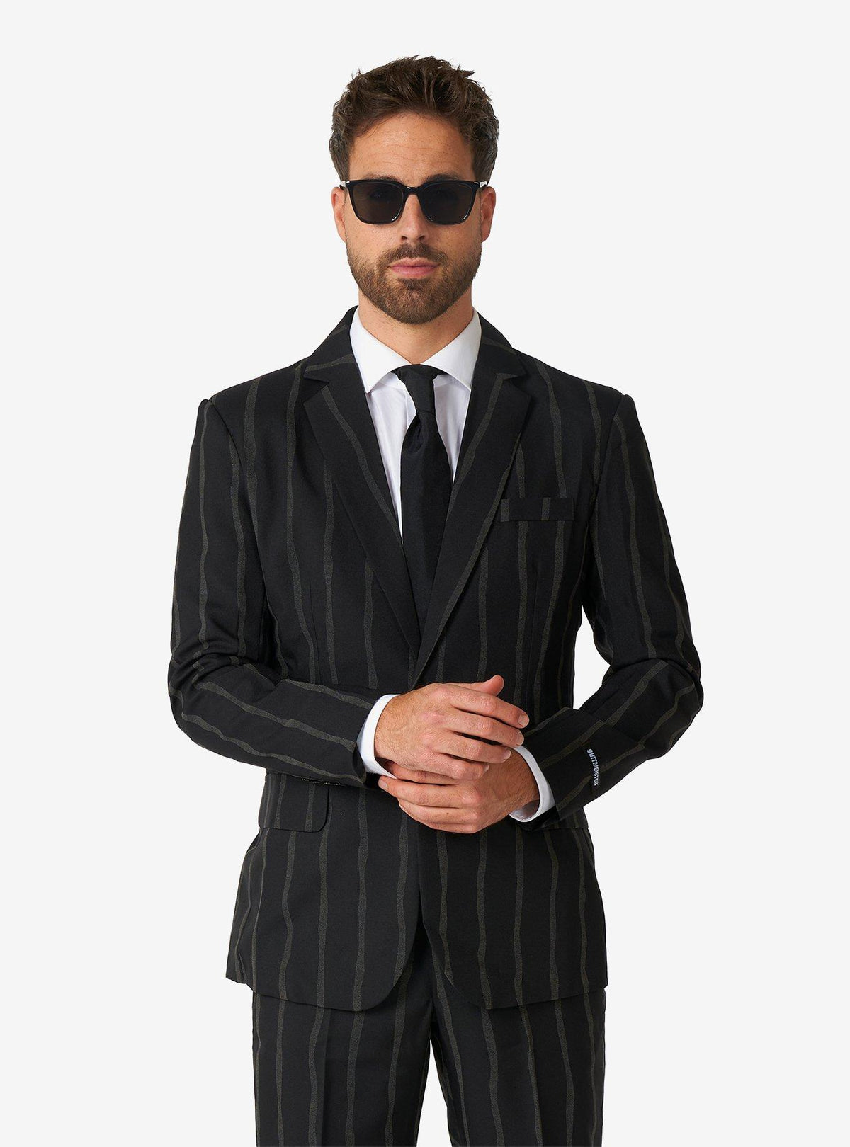 Traje negro oversize con rayas que brillan en la oscuridad