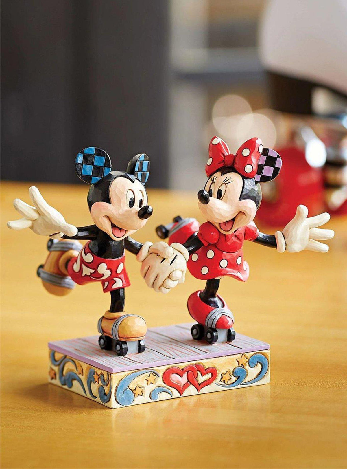 Figura de Mickey y Minnie patinando