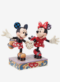Figura de Mickey y Minnie patinando