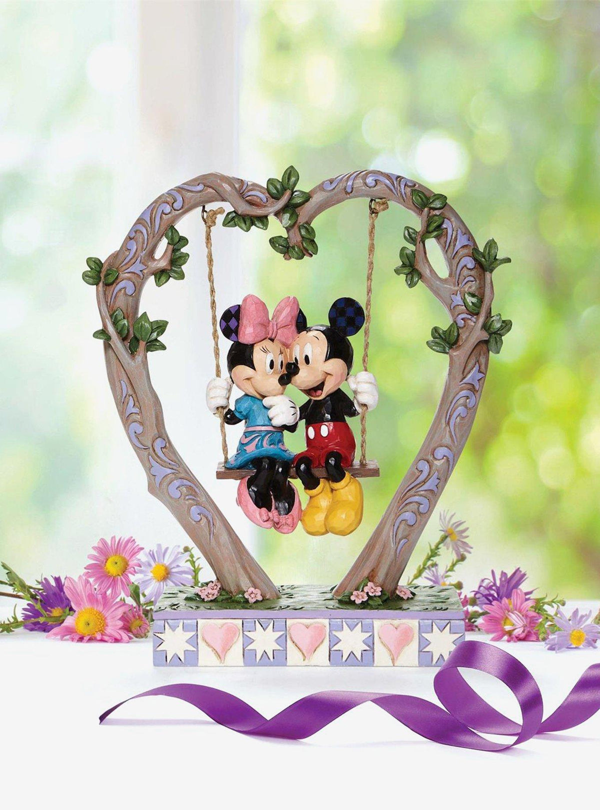Figura Disney de Mickey y Minnie en columpio