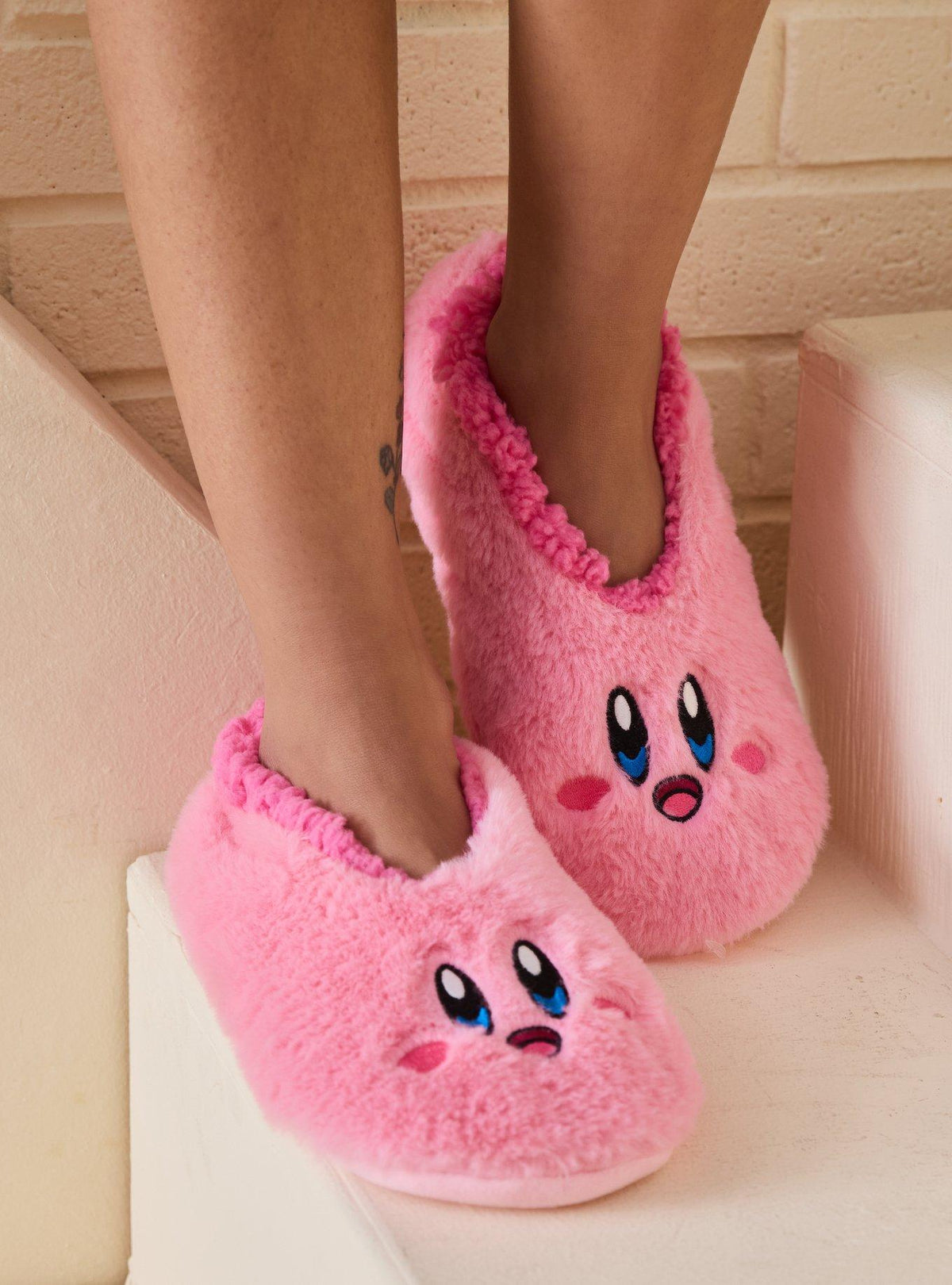Calcetines tipo pantufla con la cara de Kirby