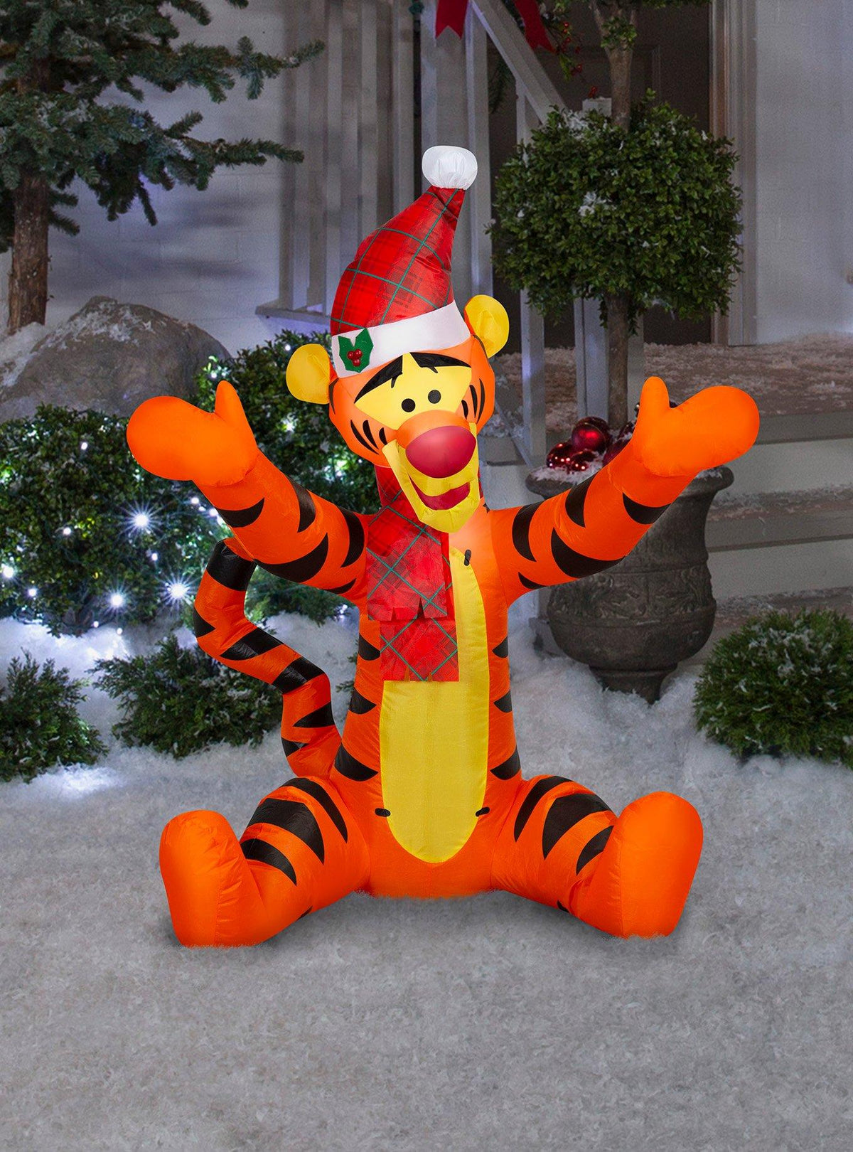 Inflable navideño de Tigger con gorro de Santa