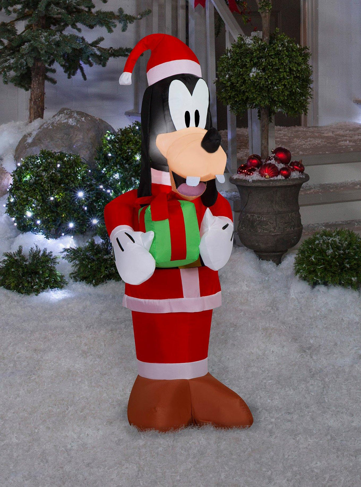 Goofy inflable con traje de Viejito Pascuero