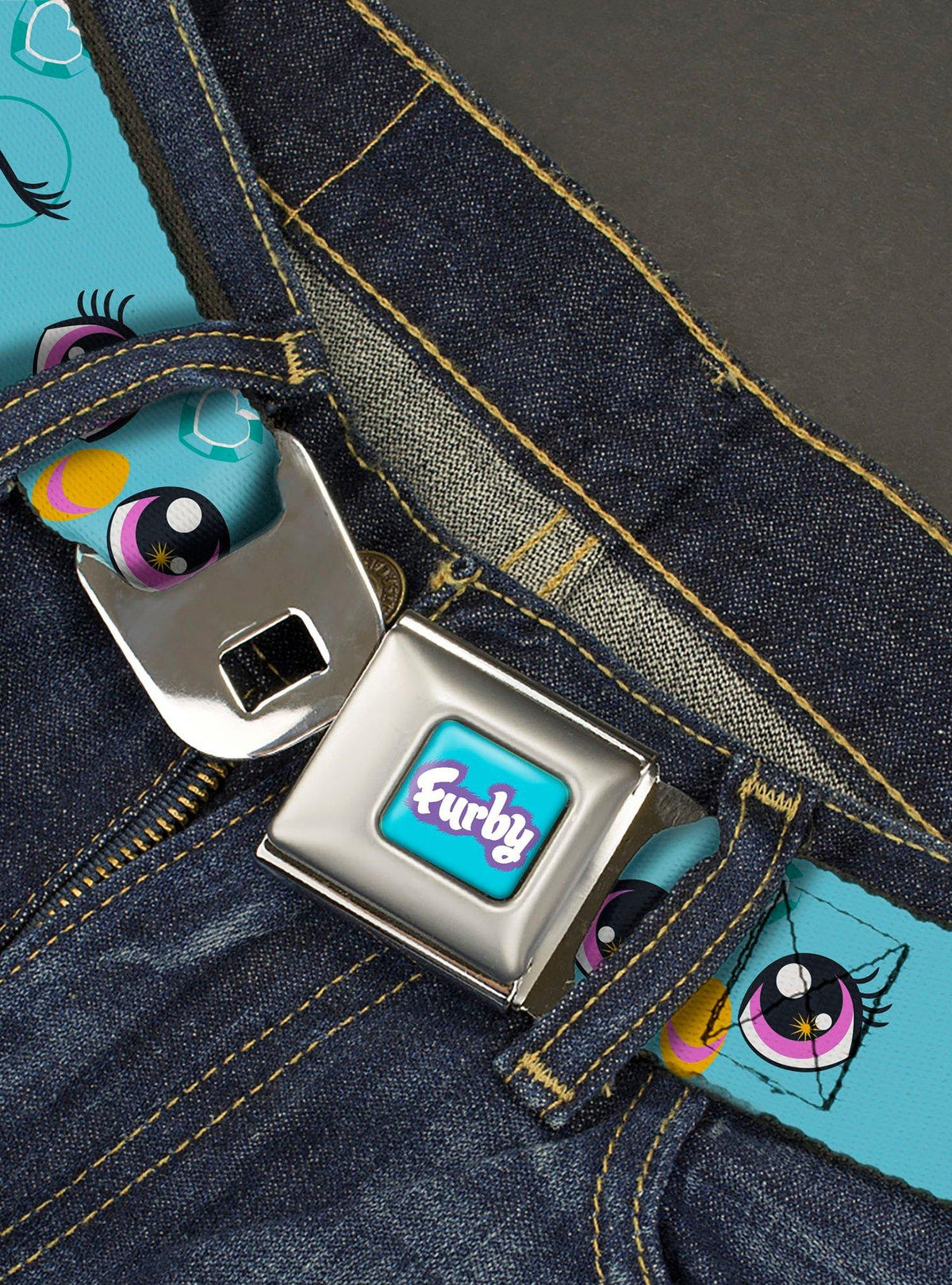 Cinturón Furby con hebilla estilo cinturón de seguridad