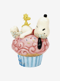 Figura Jim Shore de Snoopy durmiendo sobre un cupcake