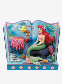 Figura Jim Shore de The Little Mermaid en un libro