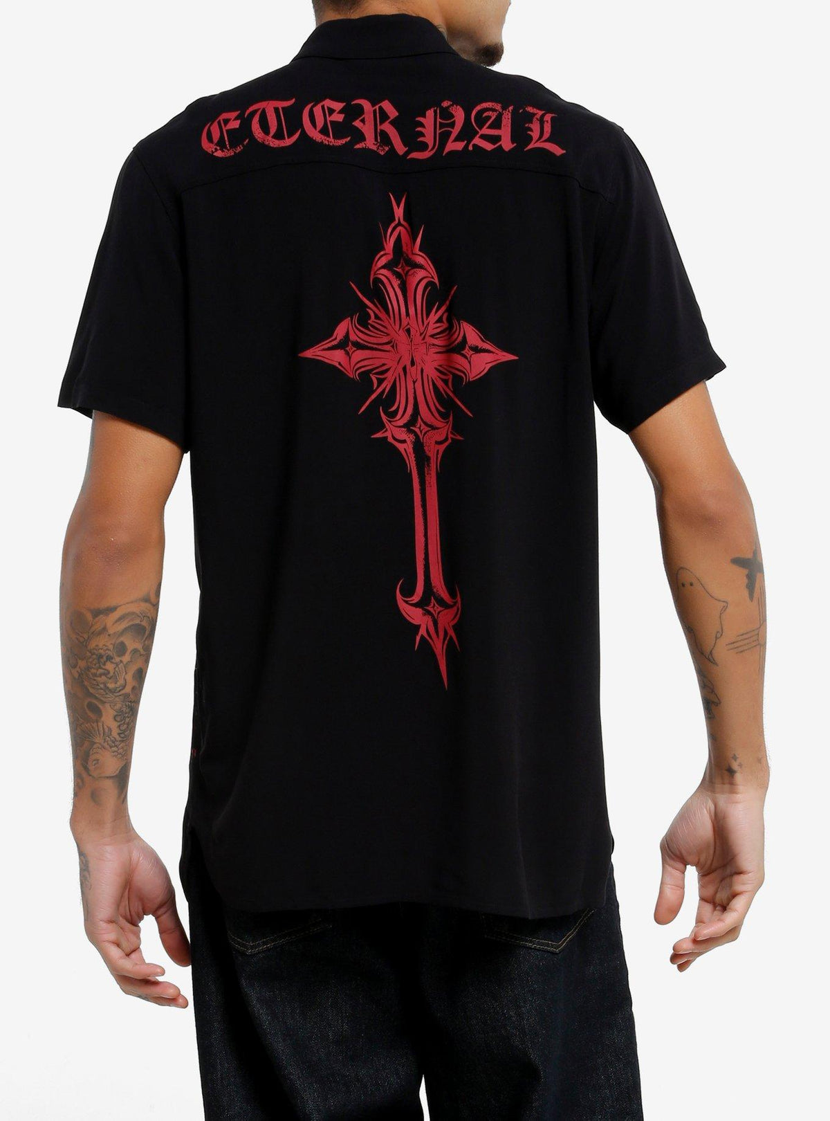Camisa negra abotonada con cruces góticas y texto rojo