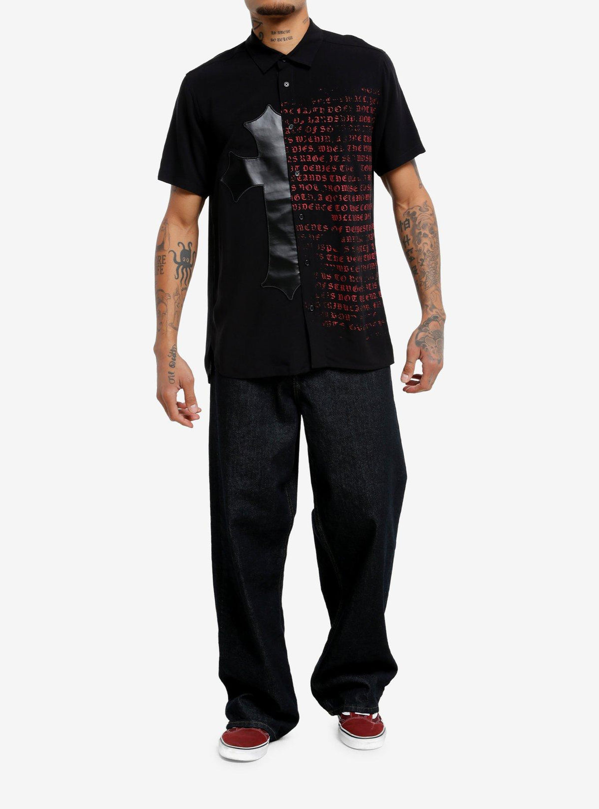 Camisa negra abotonada con cruces góticas y texto rojo