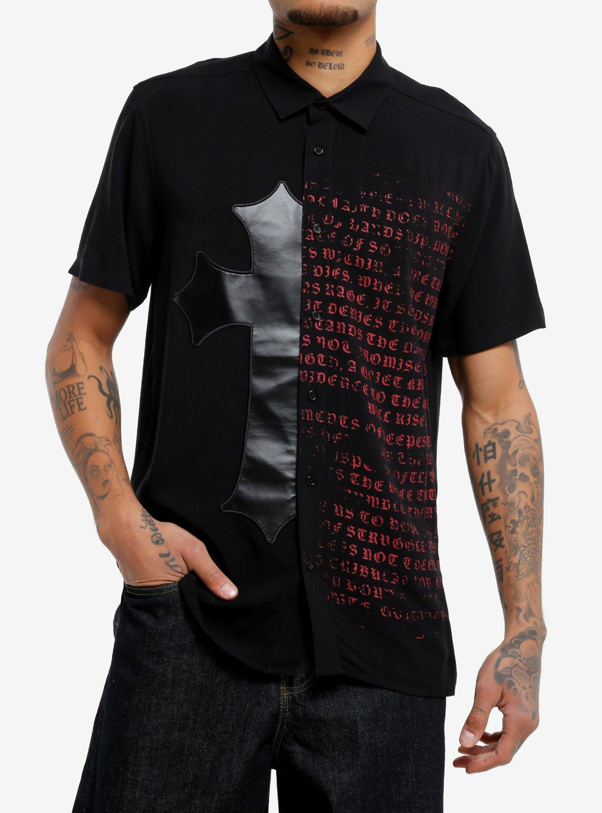 Camisa negra abotonada con cruces góticas y texto rojo