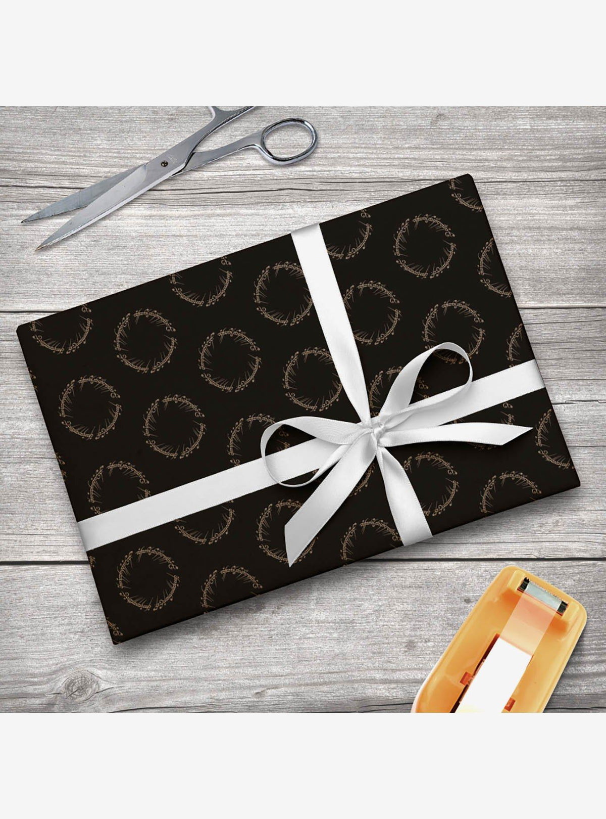 Papel de regalo kraft con escritura de Mordor