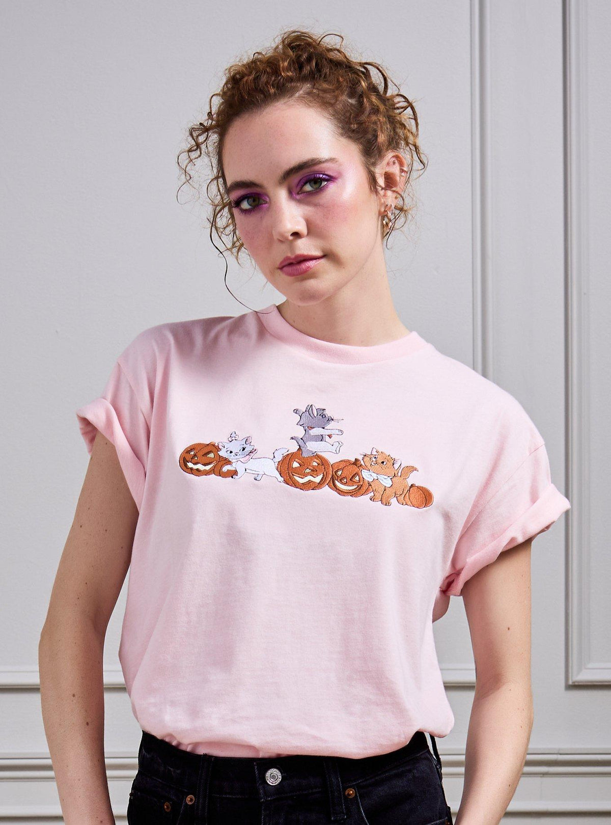 Polera femenina bordada The Aristocats con gatitos y calabazas