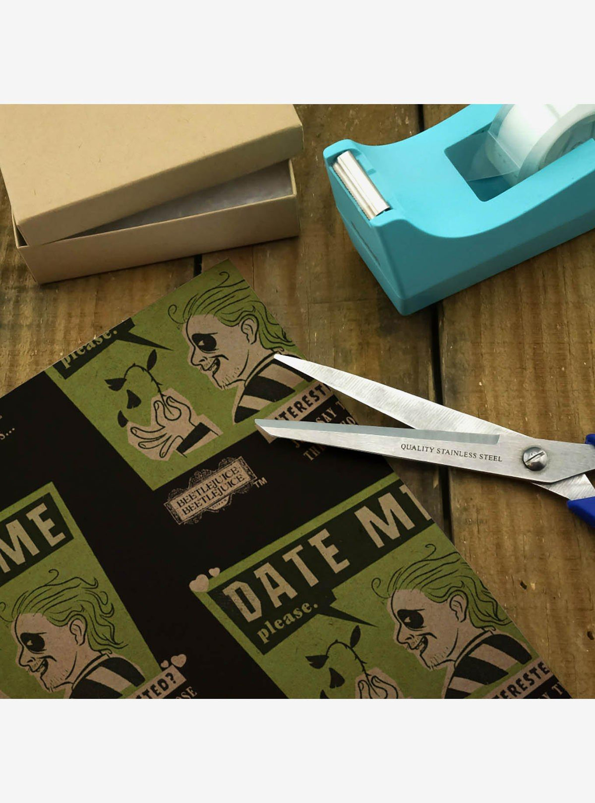 Papel de regalo kraft premium Beetlejuice Date Me Dark