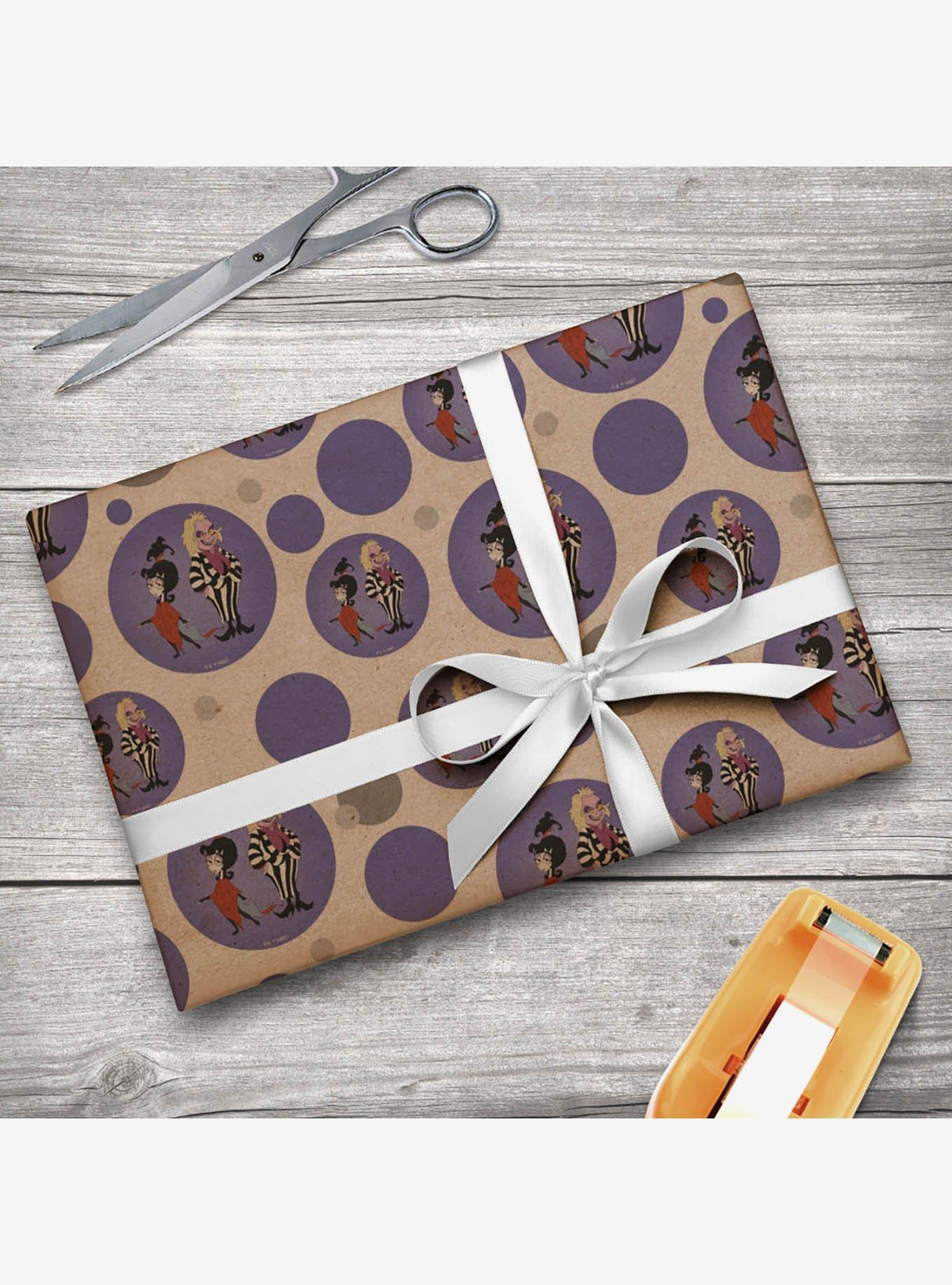 Papel de regalo Beetlejuice y Lydia