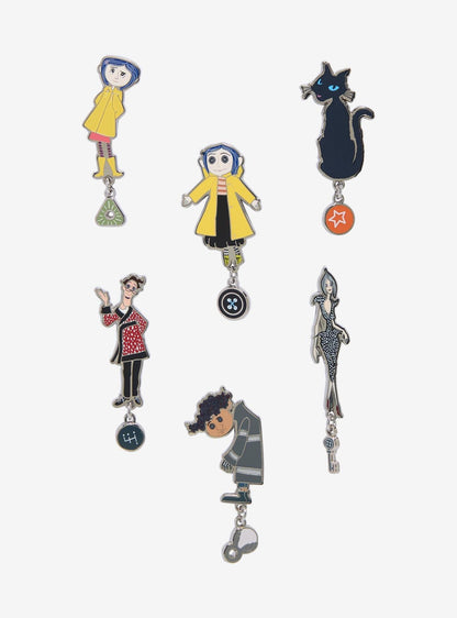 Pin esmaltado de personajes de Coraline en caja sorpresa