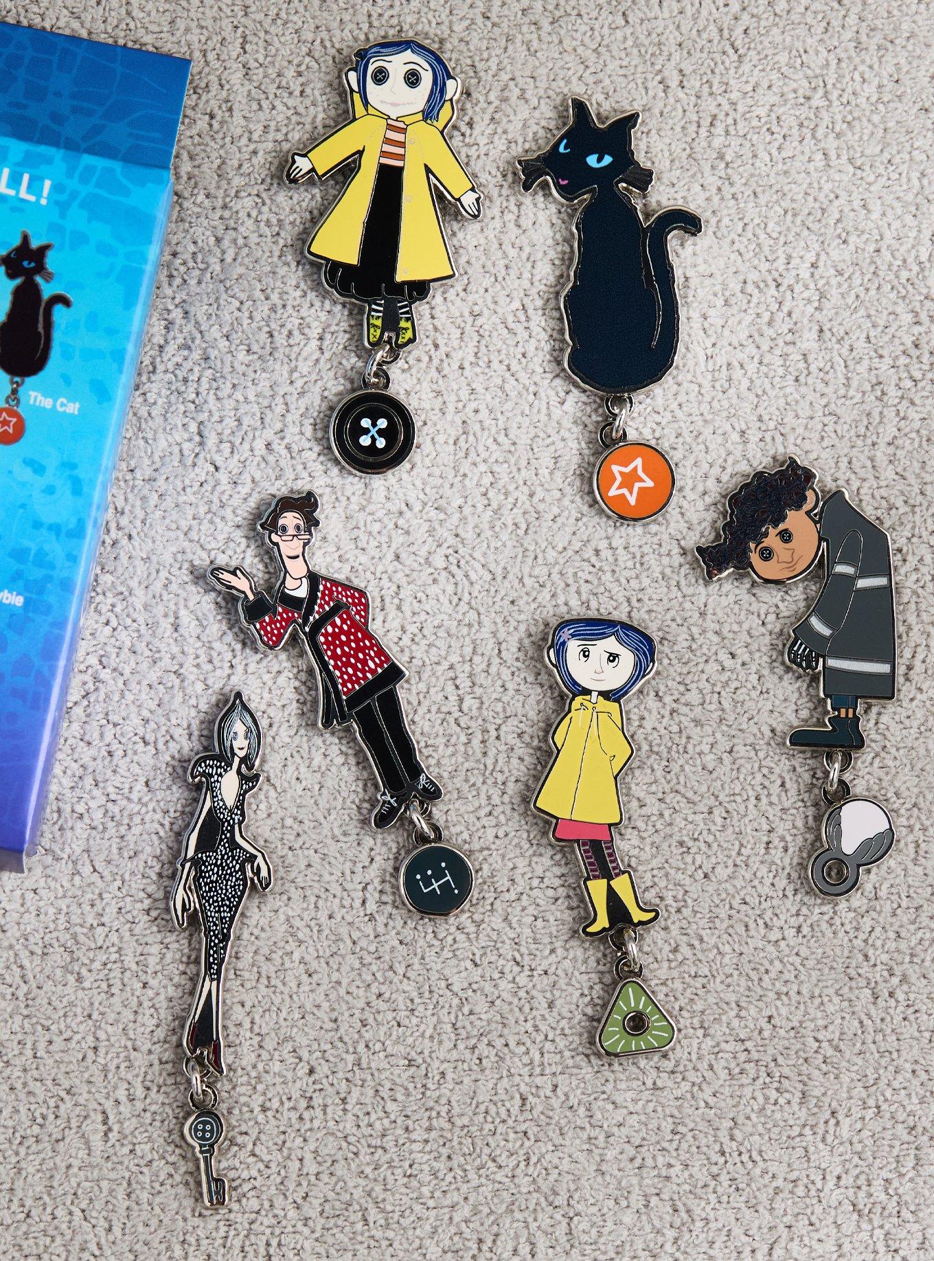 Pin esmaltado de personajes de Coraline en caja sorpresa
