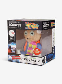 Figura Marty McFly con skate que brilla en la oscuridad