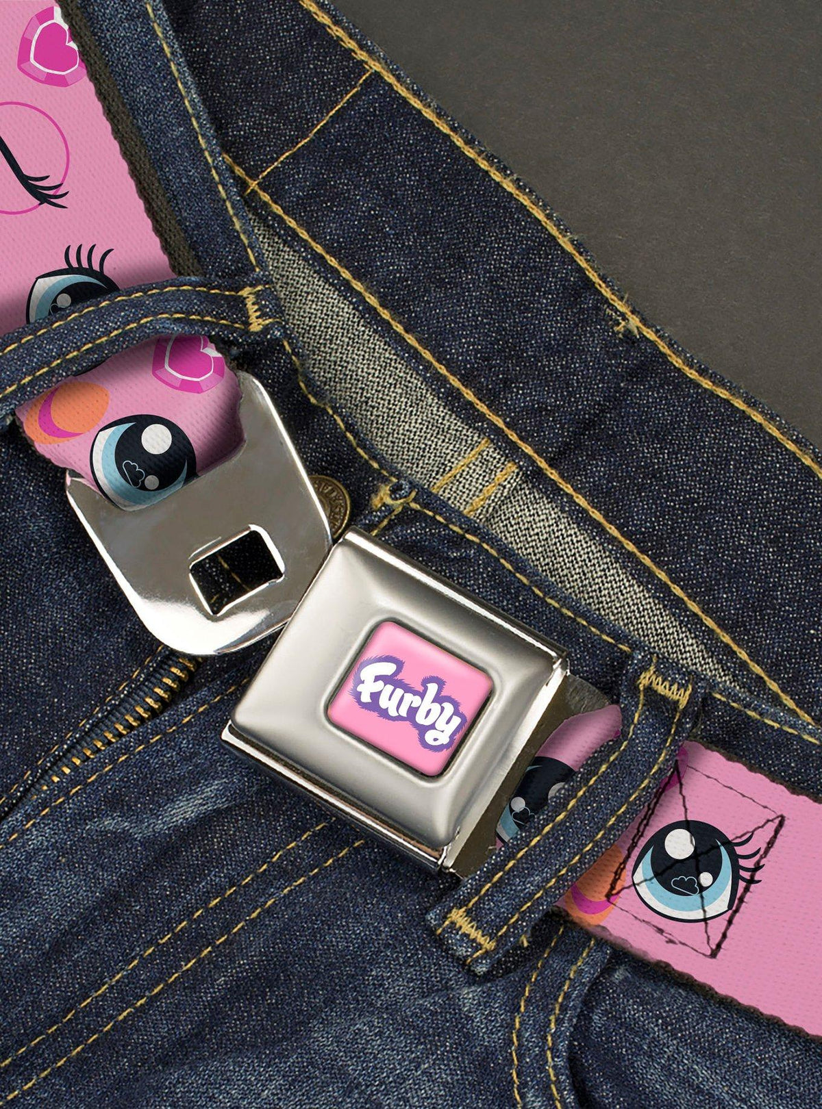 Cinturón Furby con diseño de ojos y hebilla tipo cinturón de seguridad