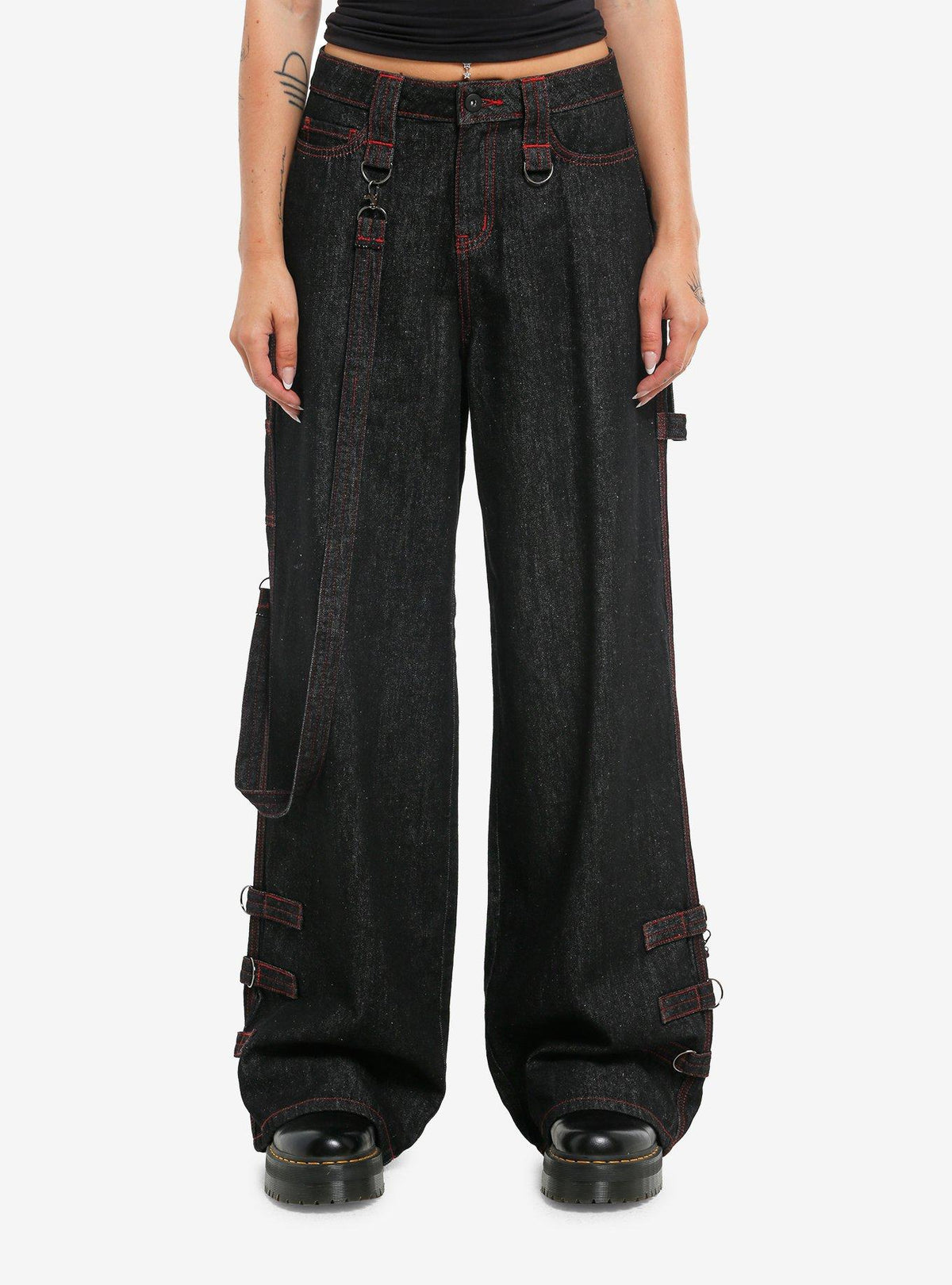 Jeans negros de pierna ancha con costuras rojas