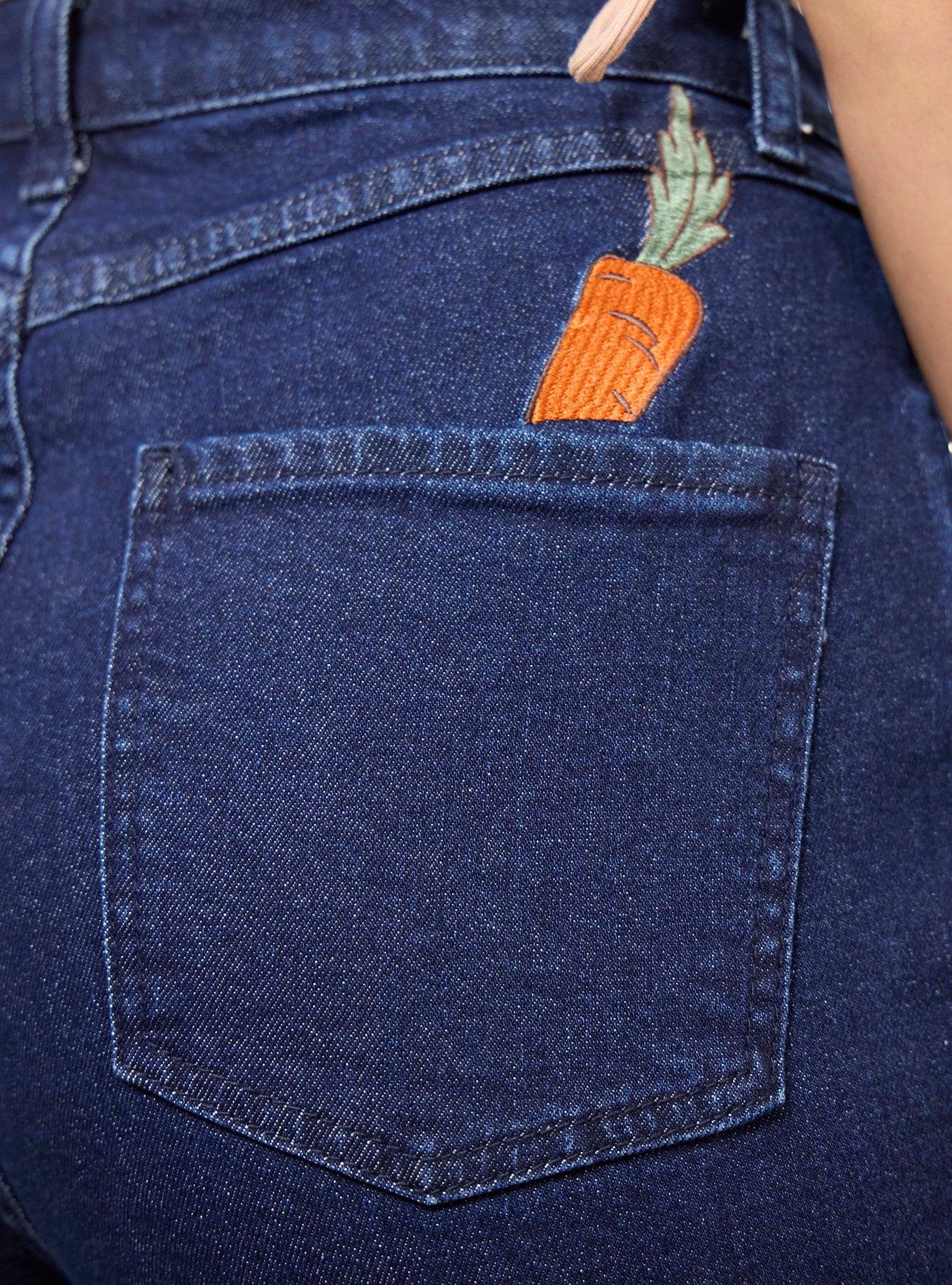 Jeans mom de tiro alto Winnie the Pooh bordados