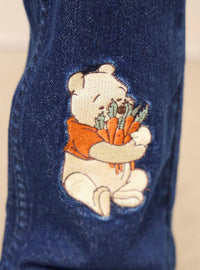 Jeans mom de tiro alto Winnie the Pooh bordados