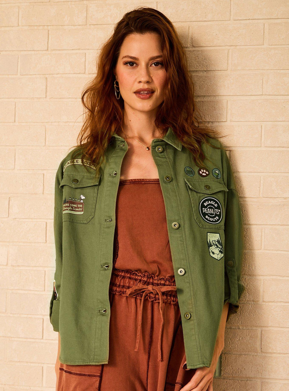 Camisa de mezclilla Peanuts Beagle Scouts para mujer
