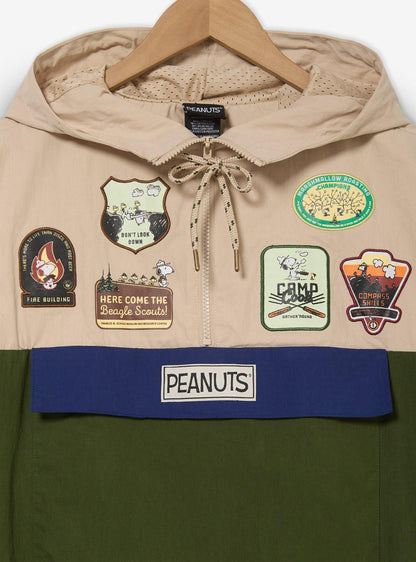 Cortaviento Peanuts Beagle Scouts con insignias