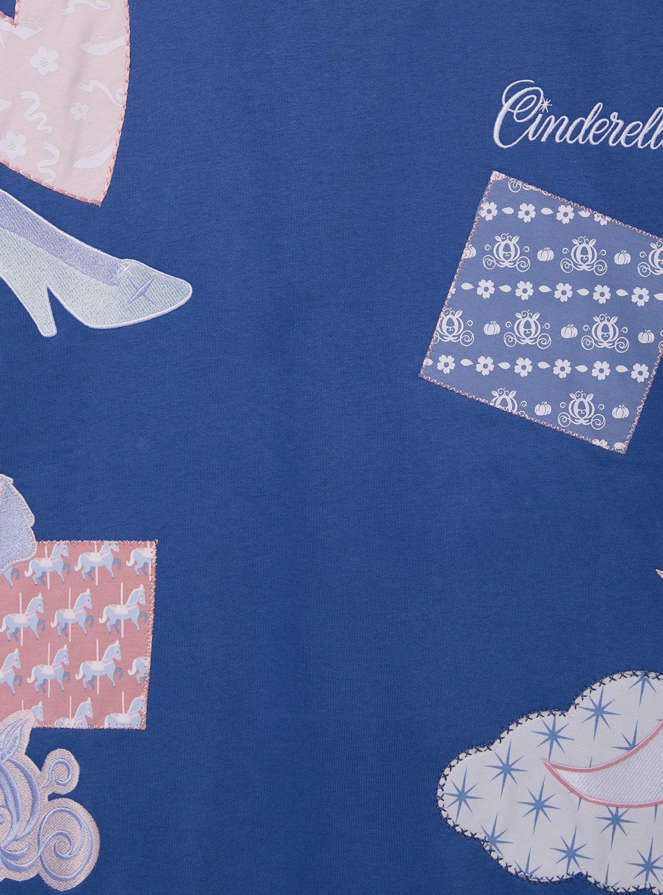Polerón de Cinderella con parches e íconos bordados